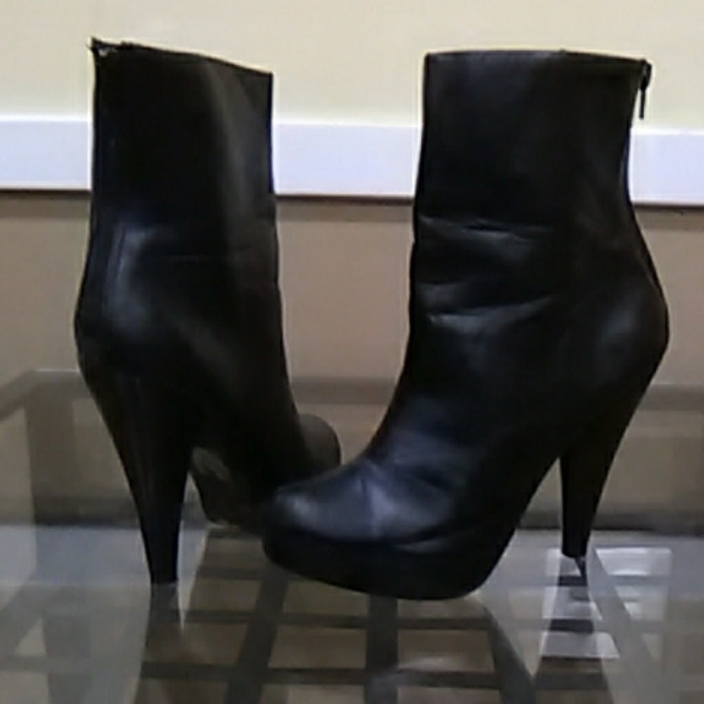 SOLD----💥Final Sale💥Ankle faux leather boot